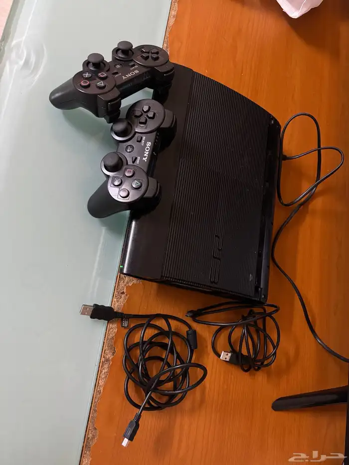 PS3 مع ثلاث آيادي وسلكين شاحن وشريط رزدنت أيفل 4 5