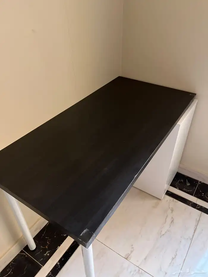 مكتب من إيكيا مع كرسي للبيع نظيف جد ا على سوم 0