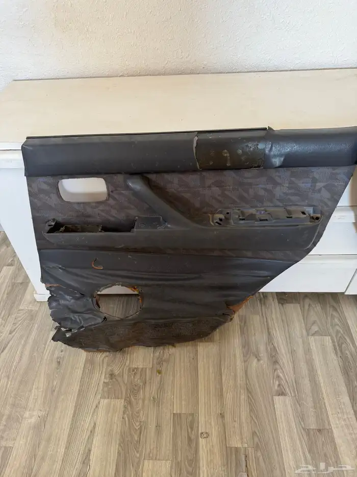 قاعدة لوحه جيب صالون من 97 وتحت شنطه بالوسط نظيفه اصليه 9