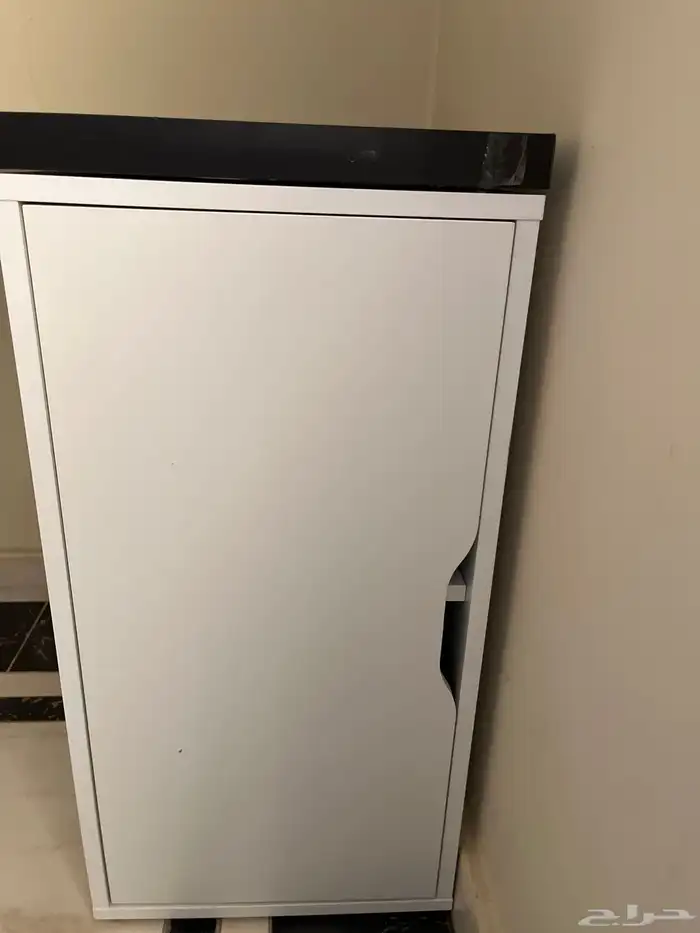 مكتب من إيكيا مع كرسي للبيع نظيف جد ا على سوم 2