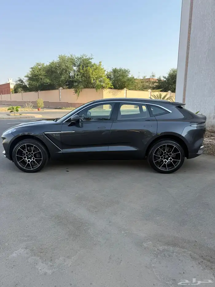 استون مارتن 2021 DBX 5
