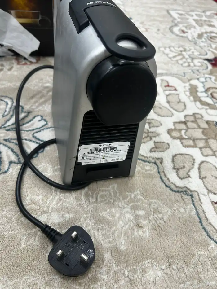 للبيع مكينة قهوة من نوع نيسبريسو 6