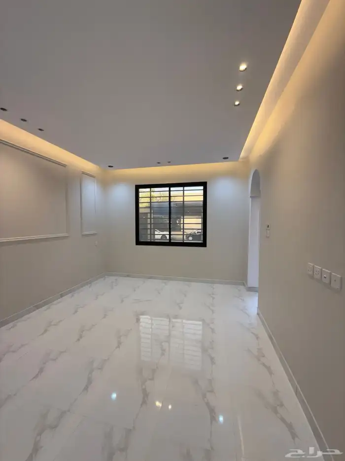 للبيع شقه ارضيه بمدخل سياره بسعر 550 الف شمال الخميس 7