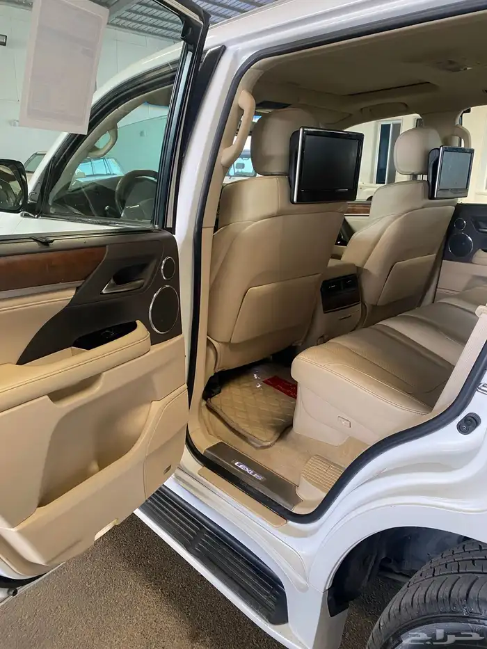 لكزس LX570 2016 عداد 220 فقط خليجي 9