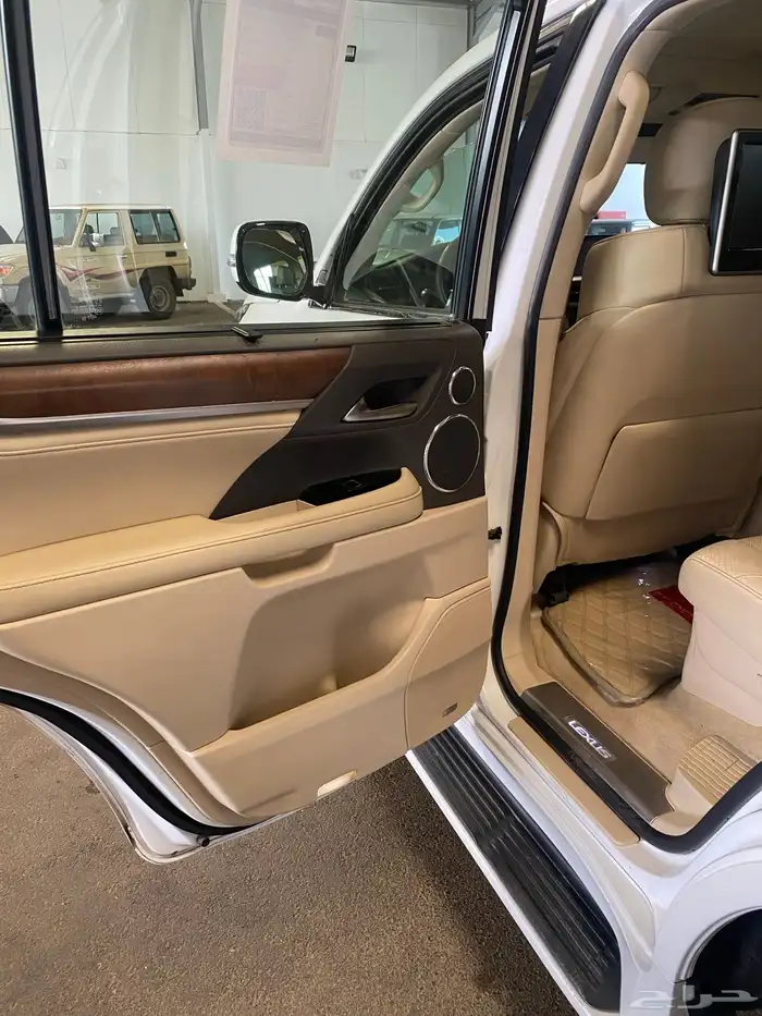 لكزس LX570 2016 عداد 220 فقط خليجي 10