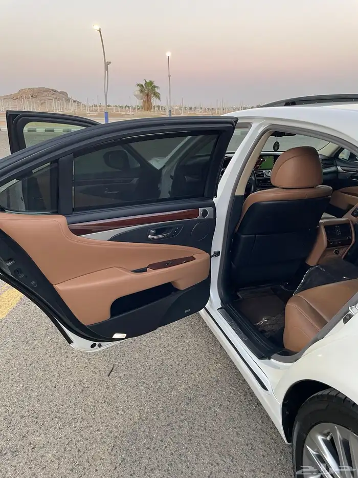 لكزس  LS460 2016 بريمي لارج فل كامل للبيع 17