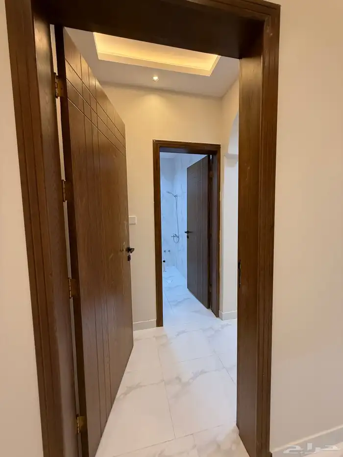 للبيع شقه ارضيه بمدخل سياره بسعر 550 الف شمال الخميس 19