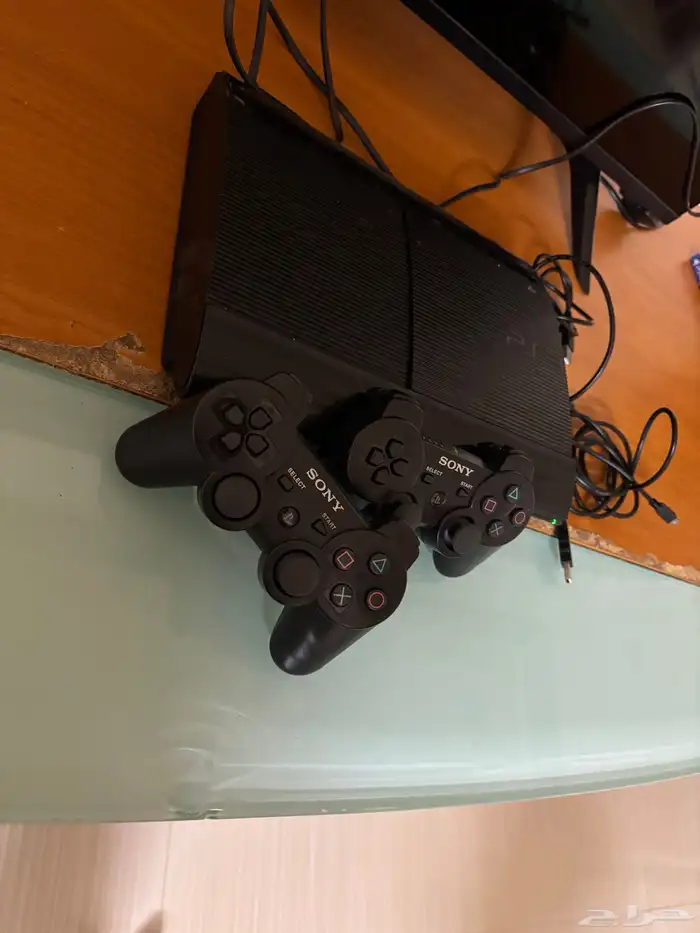 PS3 مع ثلاث آيادي وسلكين شاحن وشريط رزدنت أيفل 4 3