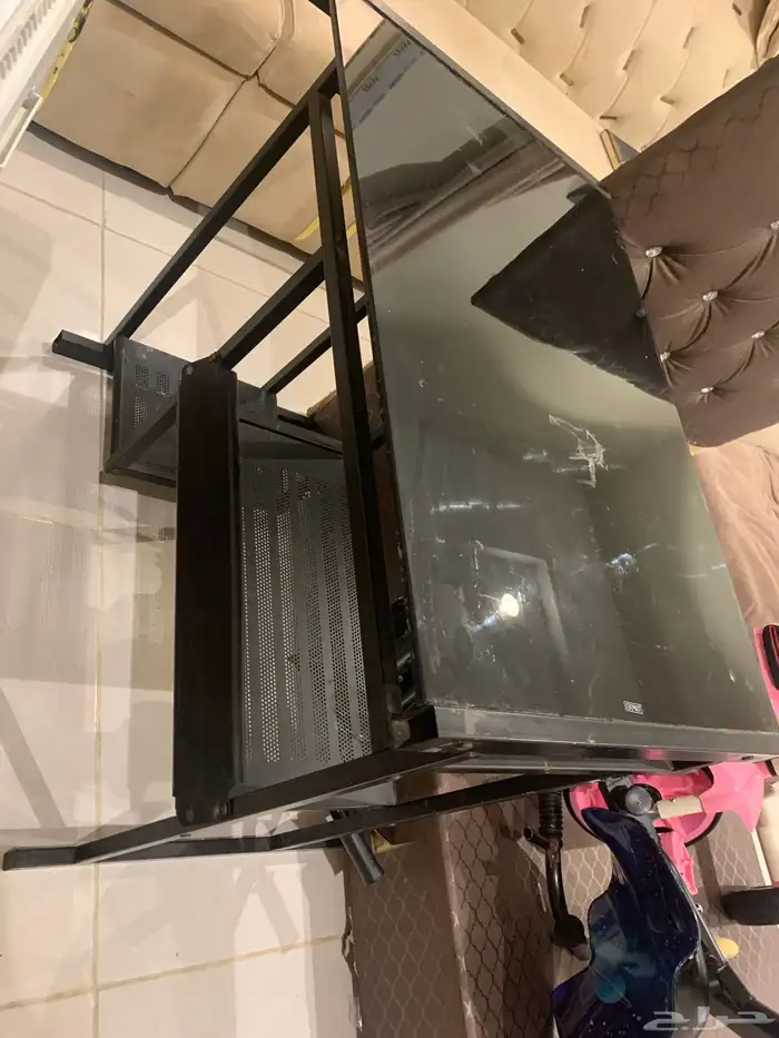 اغراض متنوعه - طاولات - شاشات - حديد - مراتب - إلخ 4