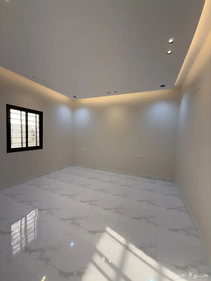 للبيع شقه ارضيه بمدخل سياره بسعر 550 الف شمال الخميس 23