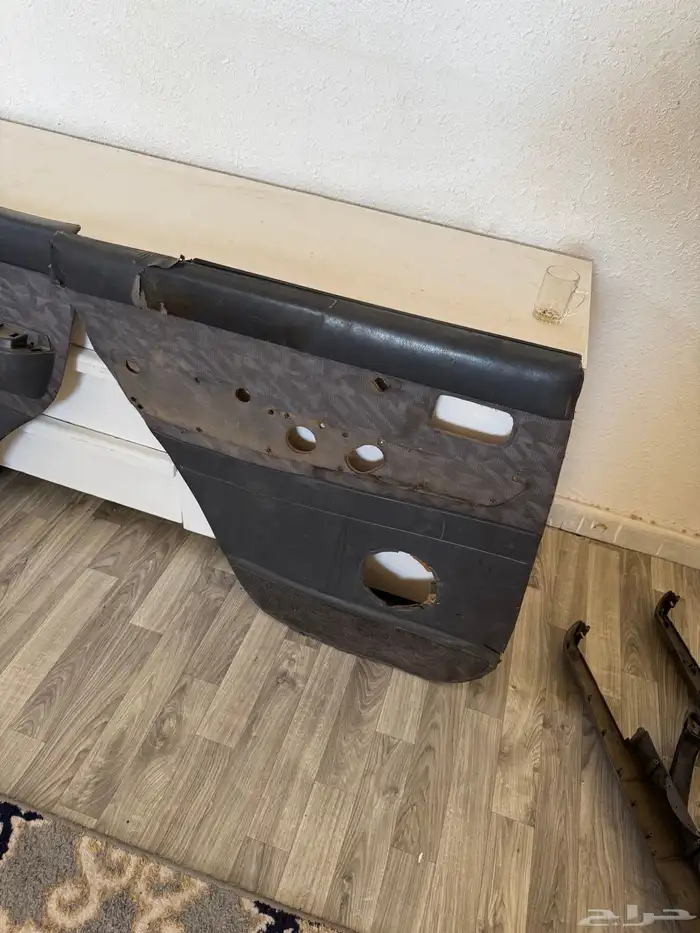 قاعدة لوحه جيب صالون من 97 وتحت شنطه بالوسط نظيفه اصليه 10