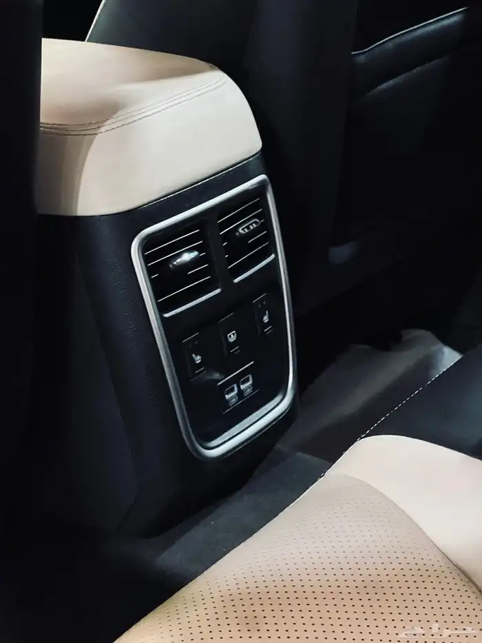 كرايزلر C300 2016 بحاله ممتازه V6 10