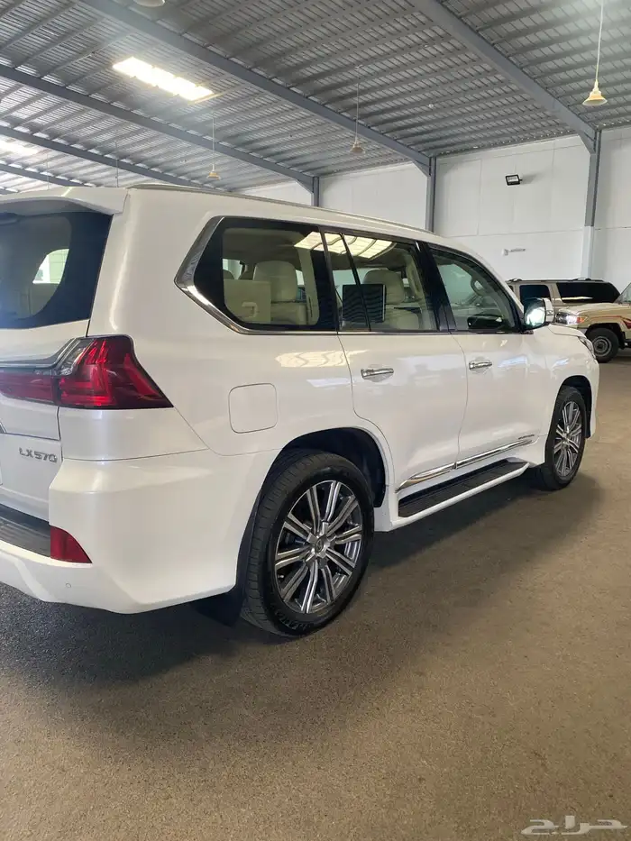 لكزس LX570 2016 عداد 220 فقط خليجي 13