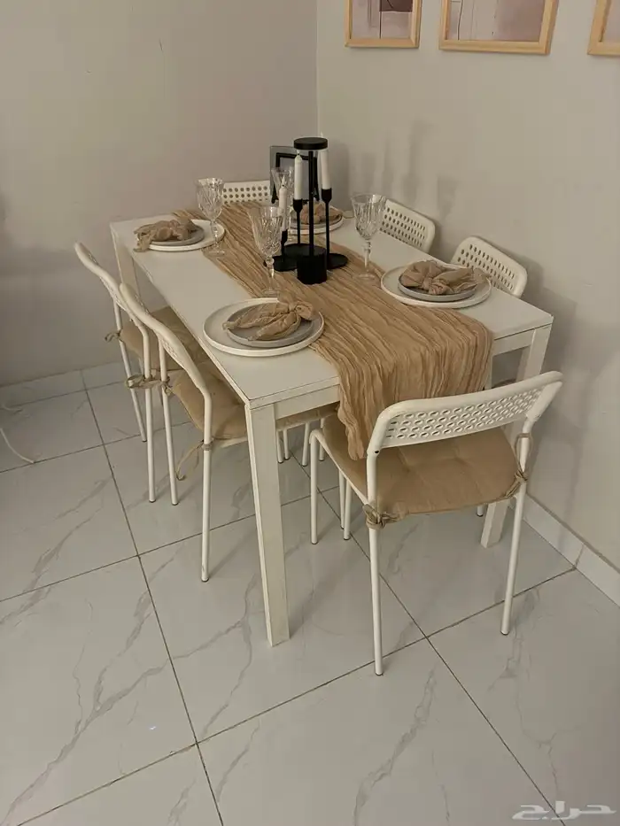 طاولة طعام ايكيا 4 كراسي نظيفه للبيع 0