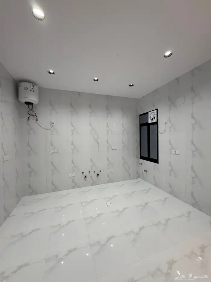 للبيع شقه ارضيه بمدخل سياره بسعر 550 الف شمال الخميس 15