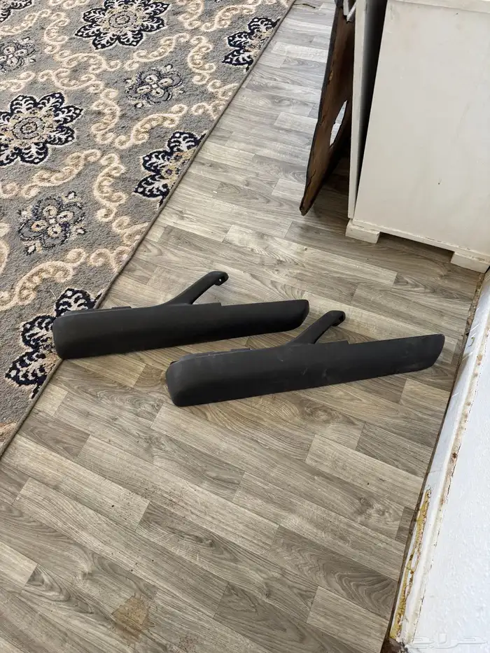 قاعدة لوحه جيب صالون من 97 وتحت شنطه بالوسط نظيفه اصليه 6