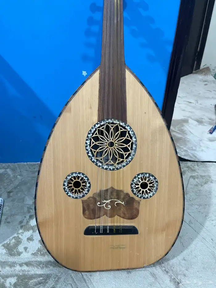 عود مصري بحالة ممتازة 0