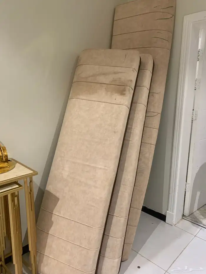 اغراض متنوعه - طاولات - شاشات - حديد - مراتب - إلخ 9