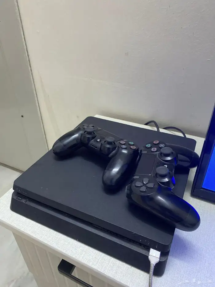 سوني فور للبيع مع يدتين السعر600  السوني سليم 0