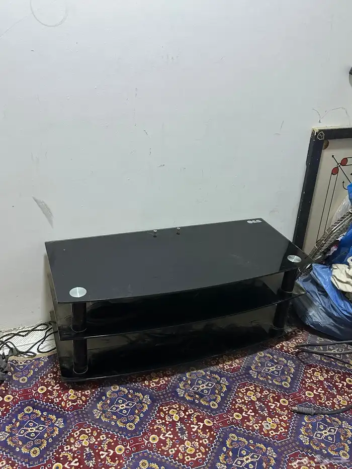 طاوله تلفزيون قزاز اسود نضيفه مع معلاق وموقد غاز 1