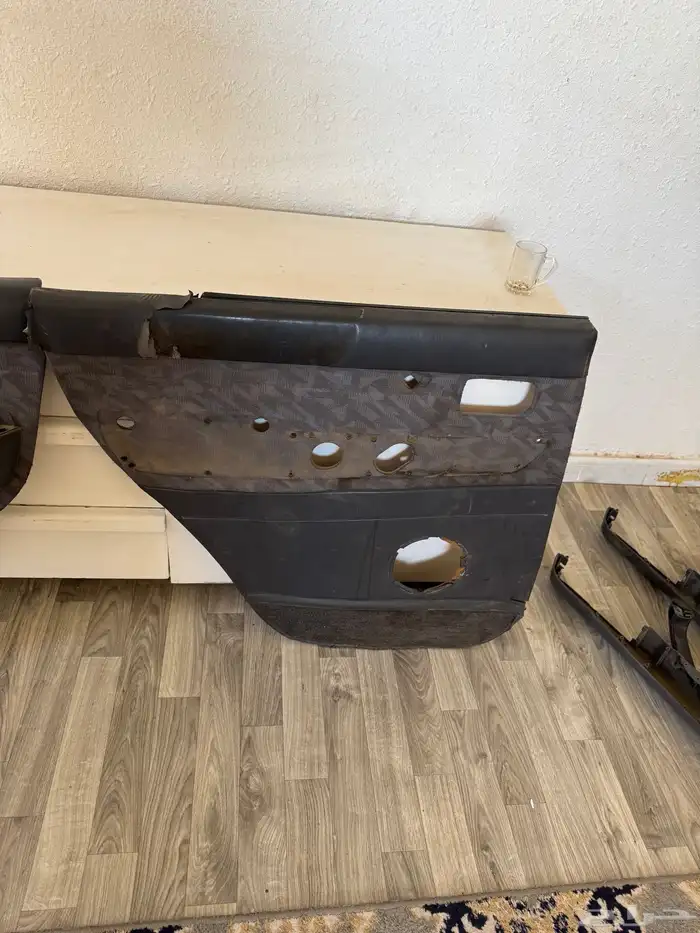 قاعدة لوحه جيب صالون من 97 وتحت شنطه بالوسط نظيفه اصليه 8