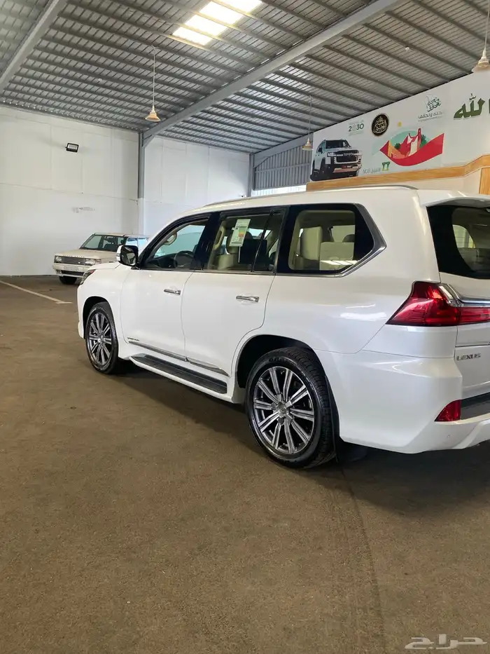 لكزس LX570 2016 عداد 220 فقط خليجي 12