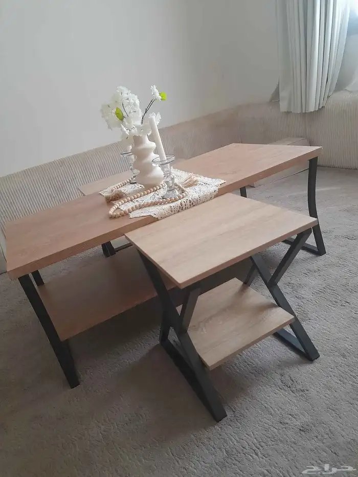 طاولة كبيرة مع طاولتين صغيرة 0