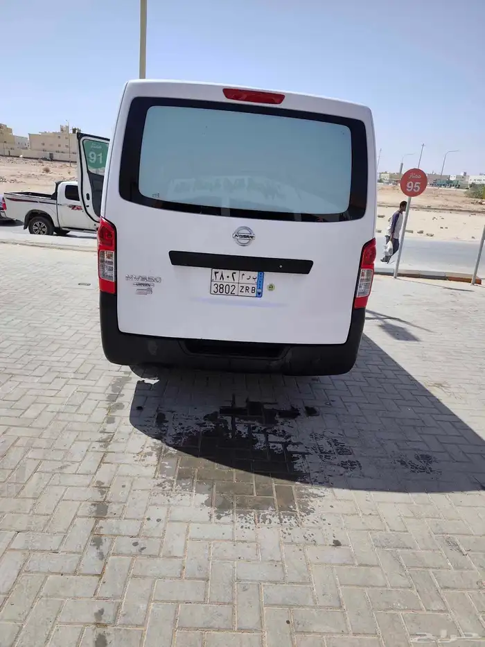 باص نقل بضائع نيسان اورفان 8