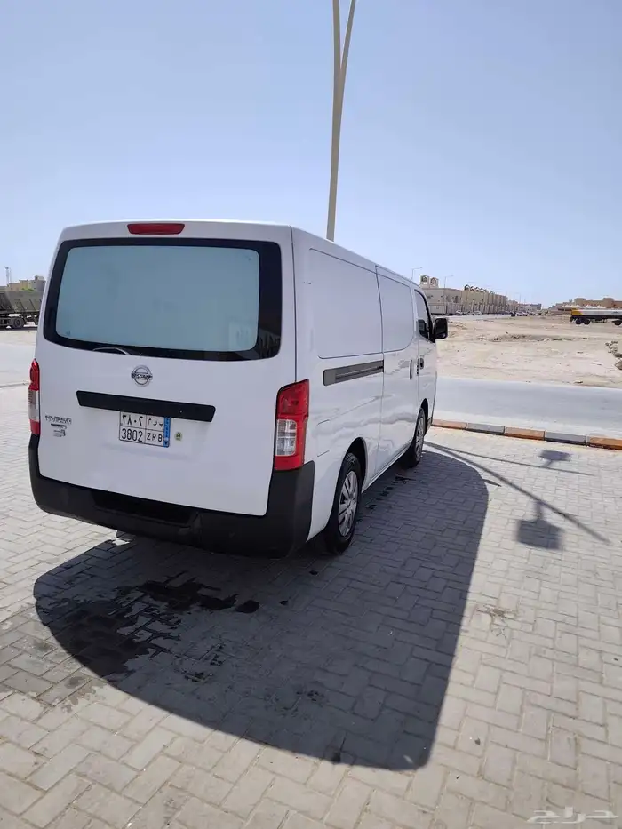 باص نقل بضائع نيسان اورفان 5