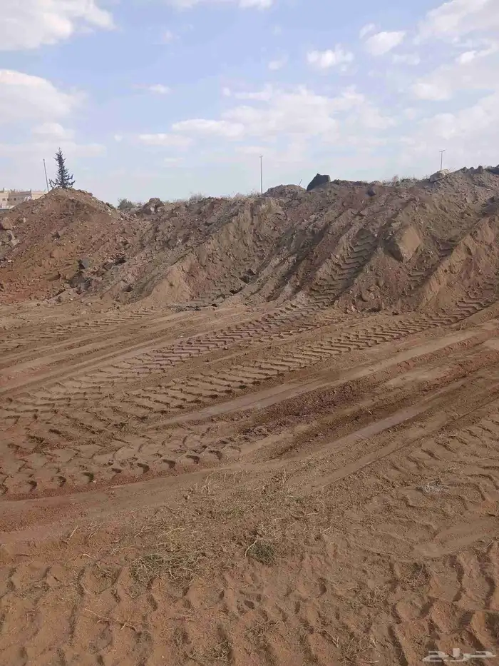 طين زراعي فيه كشور زفلت وحجر صغير 3