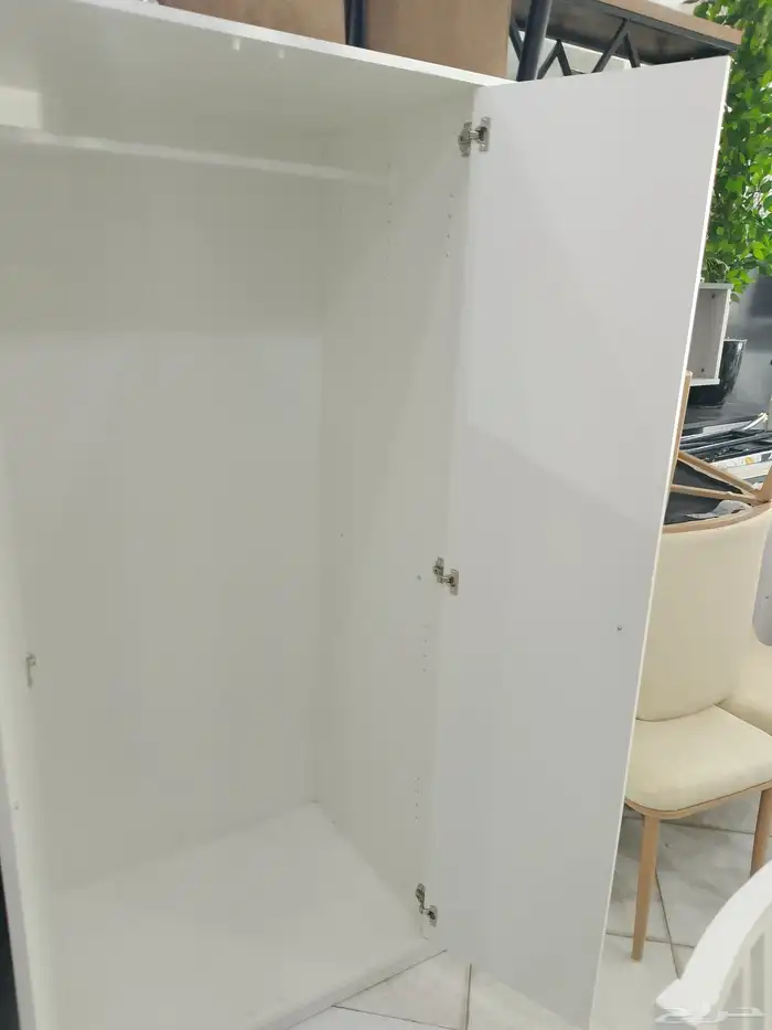 متوفرة ادواليب ايكيا لون ابيض هو مستخدم نضيف مره 1