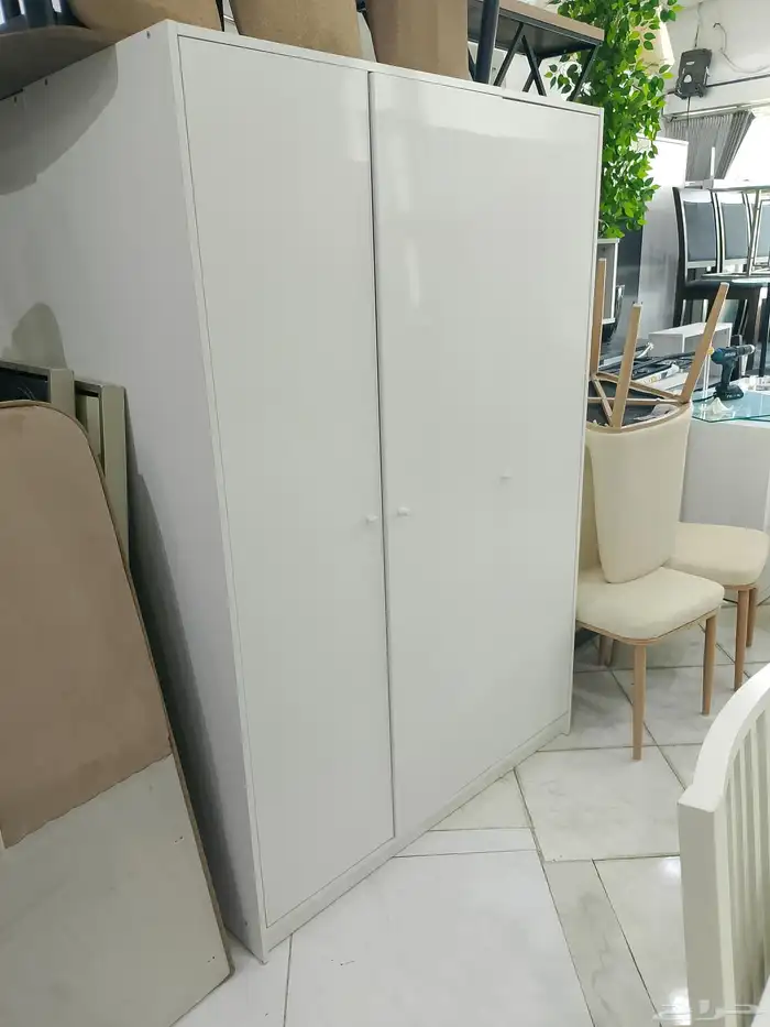 متوفرة ادواليب ايكيا لون ابيض هو مستخدم نضيف مره 0