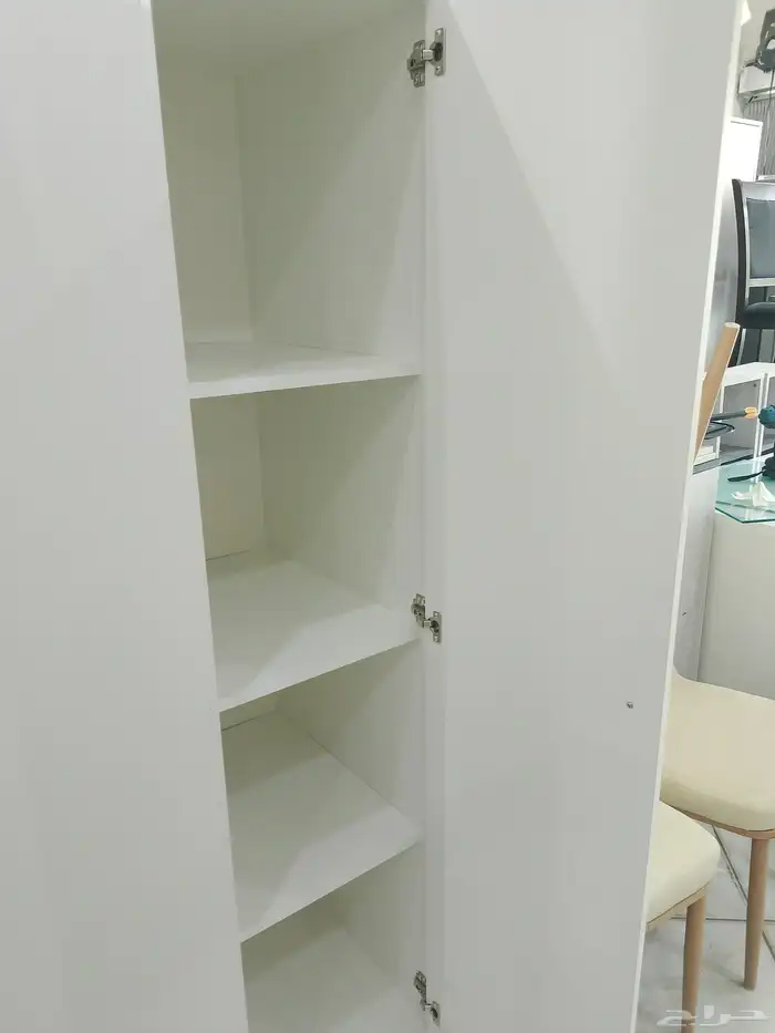 متوفرة ادواليب ايكيا لون ابيض هو مستخدم نضيف مره 2