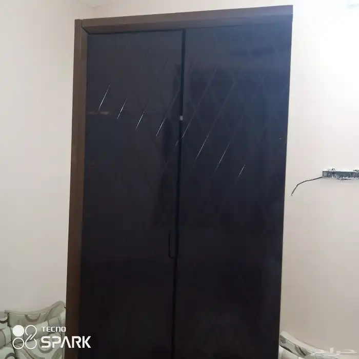 دولا خشب بابين فيه رف وتعليق عرضه متر وارتفاعه 2 متر 0