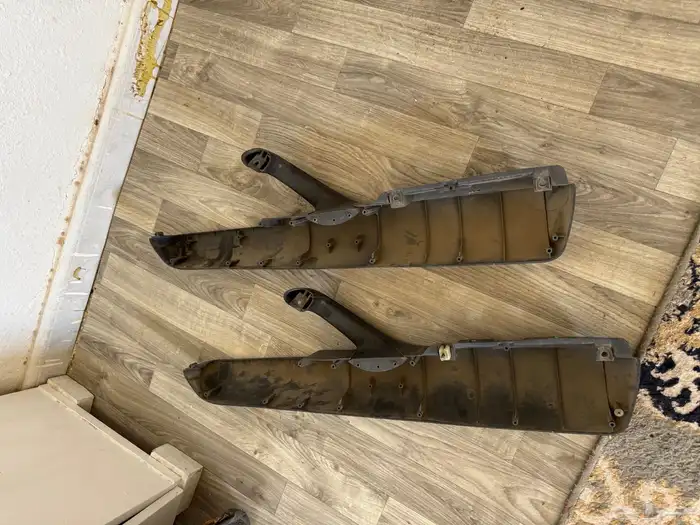 قاعدة لوحه جيب صالون من 97 وتحت شنطه بالوسط نظيفه اصليه 7