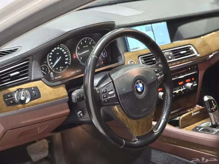 بي ام دبليو 750Li موديل 2012 بحالة ممتازة 14