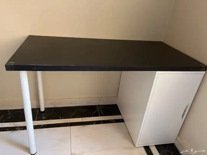 مكتب من إيكيا مع كرسي للبيع نظيف جد ا على سوم 1