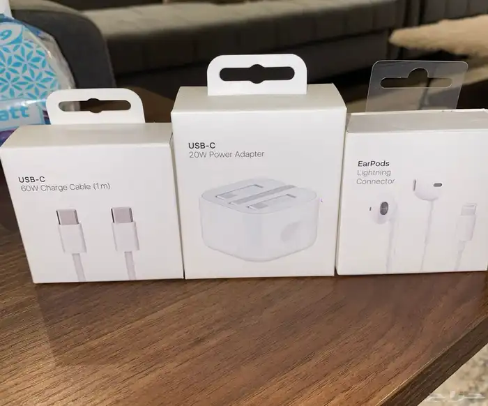 بكج ايفون (فيش جداري وسلك شاحن وسماعه) 0