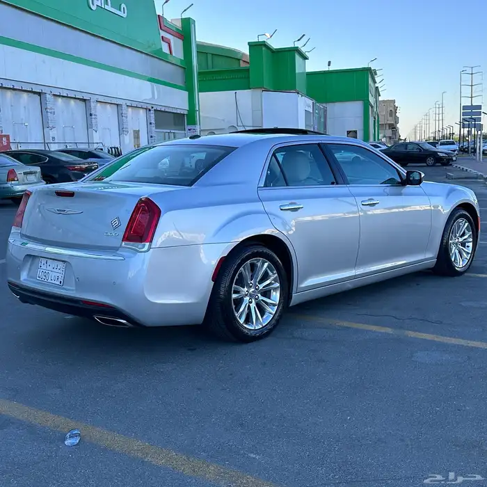 للبيع كرايسلر موديل 2021 V8 5.7 3