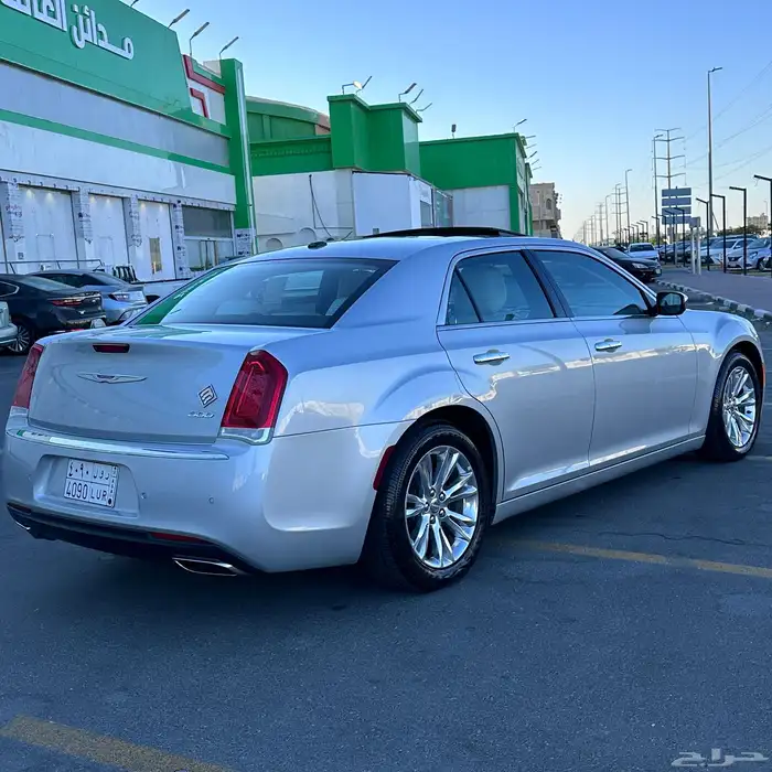 للبيع كرايسلر موديل 2021 V8 5.7 6