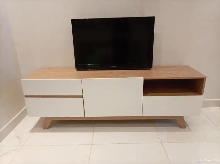 شاشه بانسونيك ومكتبه خشب ابيض وبيج السعر 500 0