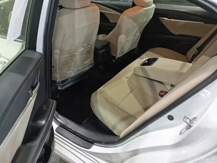 تويوتا كامري E هايبرد لون ابيض موديل 2025 سعودي عبد اللطيف ج 4