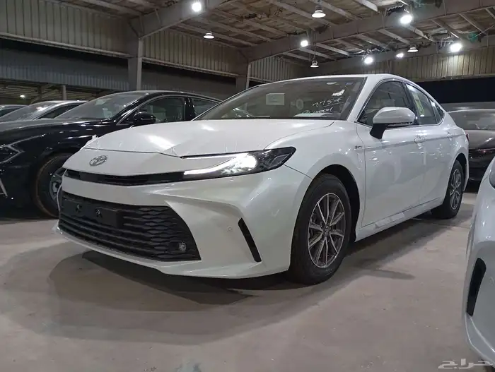 تويوتا كامري E هايبرد لون ابيض موديل 2025 سعودي عبد اللطيف ج 2