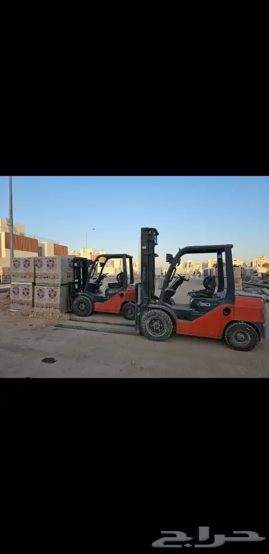 للإيجار رافعات شوكيه وسيزار لفت وجي سي بي 5