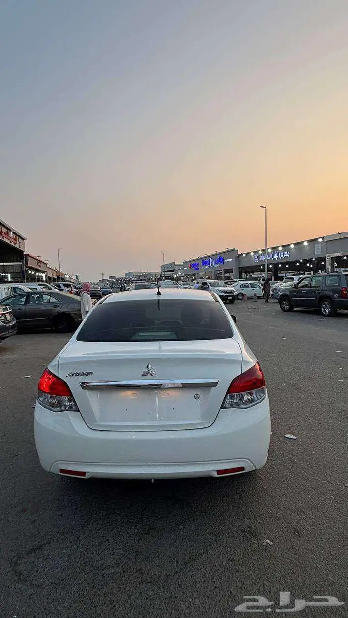 ميتسوبيشي اتراج 2020 لون ابيض 3