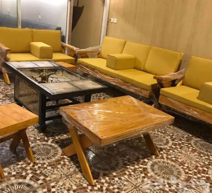 في كراسي صبا نفر سوا سوا محطه خشب حديد كله في 11