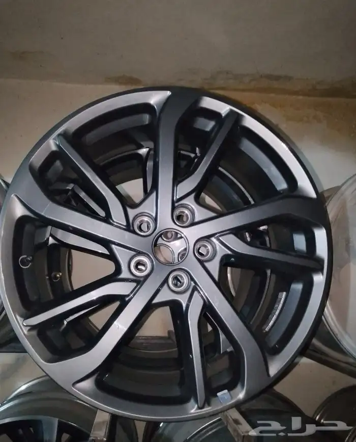 يوجد لدينا جميع انواع الجنوط وجميع مديلات السيارات 51