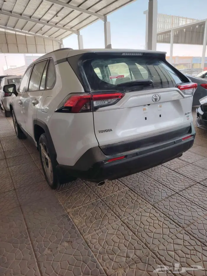 تويوتا راف فور نص فل XLE بنزين سعودي 2025 ابيض 3