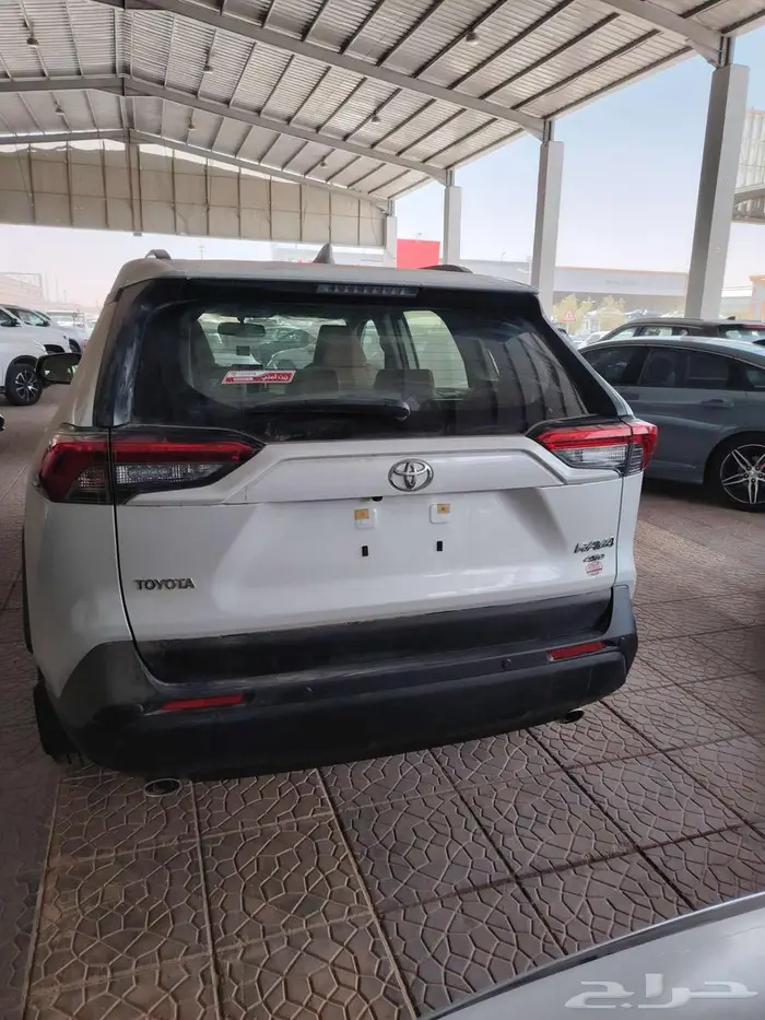 تويوتا راف فور نص فل XLE بنزين سعودي 2025 ابيض 5
