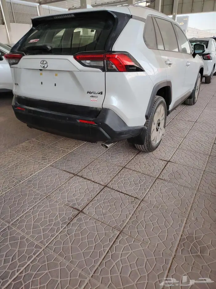 تويوتا راف فور نص فل XLE بنزين سعودي 2025 ابيض 4